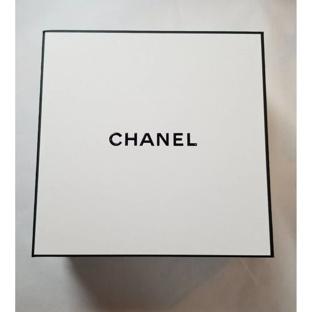 CHANEL Winter White Gold Makeup Bag Pouch 2024 Holiday Limited Edition NIB - Picture 9 of 10